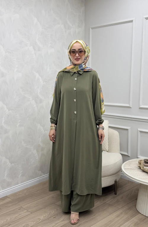 Helen Takım Haki Ön siparişe açılmıştır 29 Haziran da 2026 çıkışı yapılabilir Helen Takım Haki Ön siparişe açılmıştır 29 Haziran da 2026 çıkışı yapılabilir