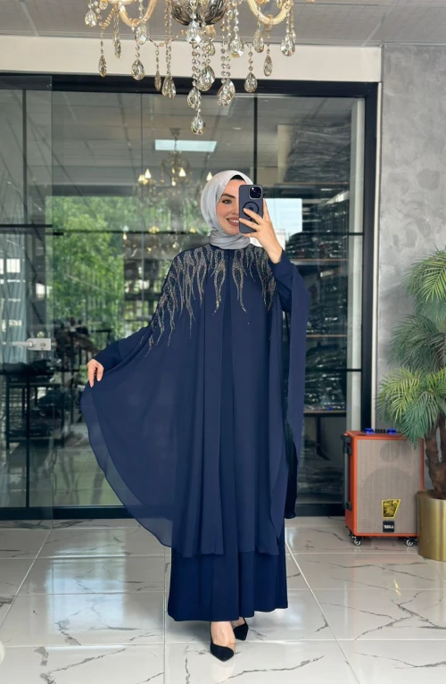 Lara Abaya-Lacivert