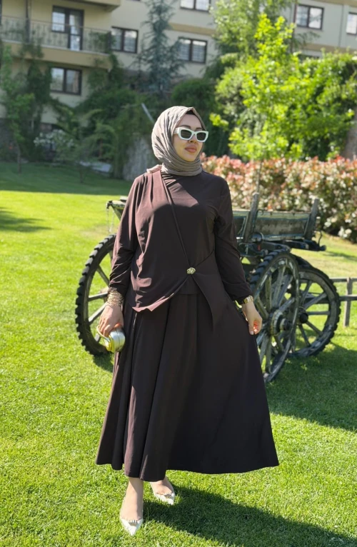 Alisa Takım Kahverengi Ön siparişe açılmıştır 28 Haziran da 2026 çıkışı yapılabilir Alisa Takım Kahverengi Ön siparişe açılmıştır 28 Haziran da 2026 çıkışı yapılabilir